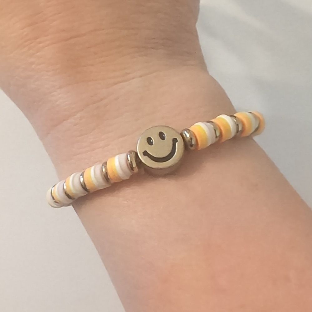 645 Yellow And White Heishi Beaded Stretch Bracelet With Gold Smiley Face 6$